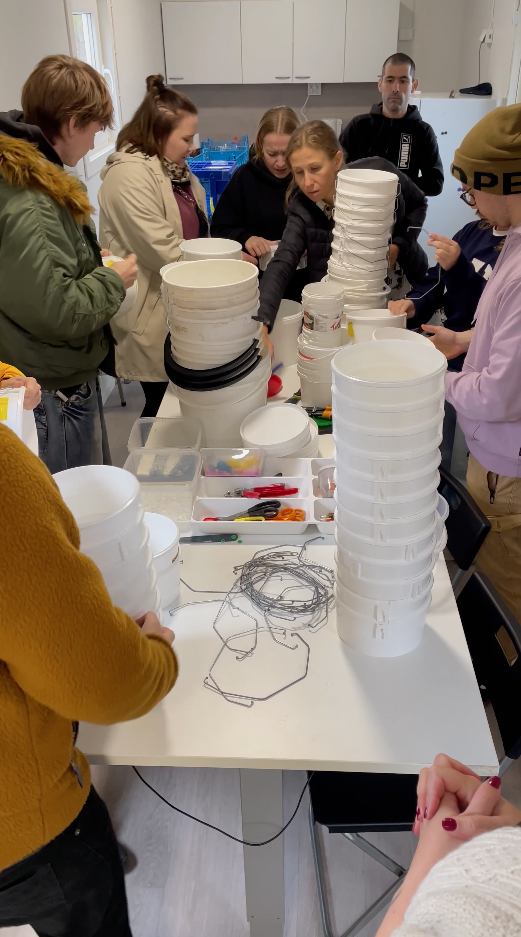 Sorting plastic at Muoviamo's Plastic Lab