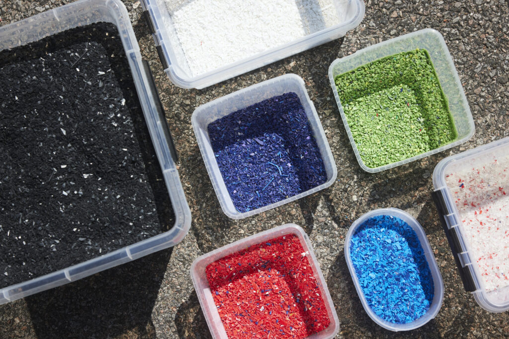 Värikästä muovimurskaa